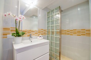 Dusche, Haartrockner, Handtücher