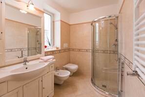 Een douche, een haardroger, een bidet, handdoeken