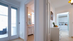 Un interior moderno con baño, cocina y comedor.