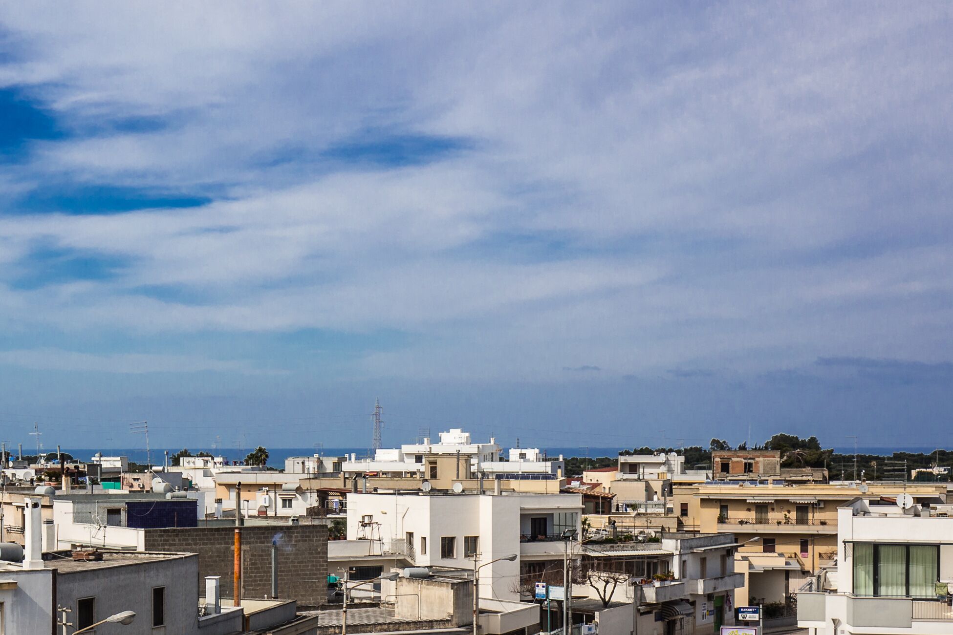 Une zone urbaine densément peuplée, avec de nombreux bâtiments, dont certains ont des toits plats et d’autres des toits inclinés.