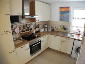 ثلاجة، ميكروويف، فرن، موقد طهي مسطح