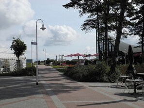 Outdoor dining - Cottage with fireplace, infrared sauna, wireless internet, washing machine, terrace (Glowe)