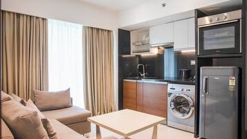 Studio Residence | Private kitchenette | Fridge, oven, dishwasher, coffee/tea maker
