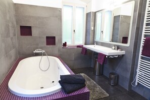 Badewanne, Haartrockner, Handtücher, Seife