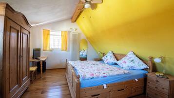 3 bedrooms, in-room safe, desk, iron/ironing board