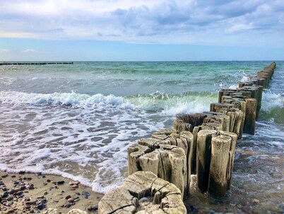 Apartment beach life. 2 bedrooms, high quality furnishings, great sea views!
