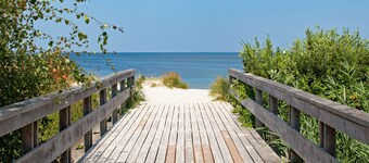 Apartment beach life. 2 bedrooms, high quality furnishings, great sea views!