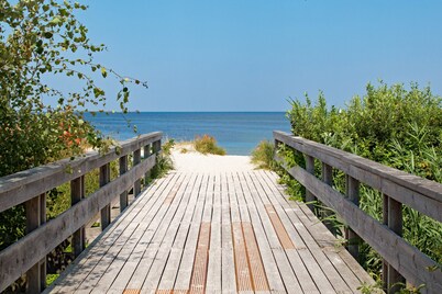 Apartment beach life. 2 bedrooms, high quality furnishings, great sea views!