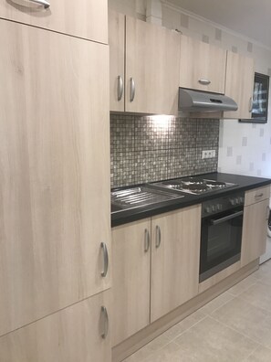 ثلاجة، ميكروويف، فرن، موقد طهي مسطح