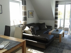 Fernseher, DVD-Player, Bücher, Stereoanlage