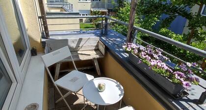 Apartamento con una gran terraza, parcialmente cubierta.
