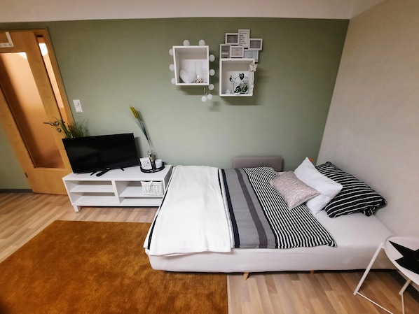 2 bedrooms, desk, iron/ironing board, travel crib