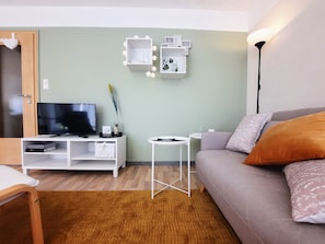 TV, DVD player, livros, aparelho de som