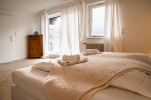 6 bedrooms, desk, iron/ironing board, free WiFi - Chalet large garden, near the city of Salzburg lakes, BBQ, sunbeds, 14 beds (Golling)