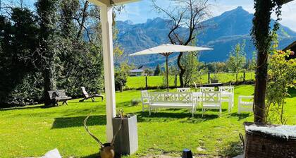 Chalet large garden, near the city of Salzburg lakes, BBQ, sunbeds, 14 beds