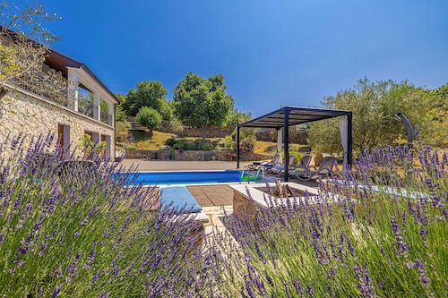 Ylellinen huvila uima-altaalla