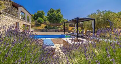 Ylellinen huvila uima-altaalla