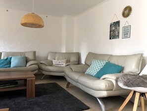 TV, DVD player - Farmhouse from 1869 with modern ambience, free WLAN, oven and large garden (Dahlem- Berk)