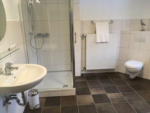 Suihkun ja ammeen yhdistelmä, hiustenkuivaaja, pyyhkeet, saippua