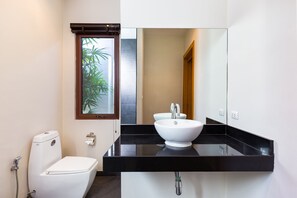 3 Bedrooms Villa | Baño | Regadera, amenidades de baño gratuitas, secadora de cabello, toallas 