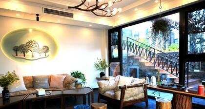 Carpenter's Rustic Courtyard-Great Wall