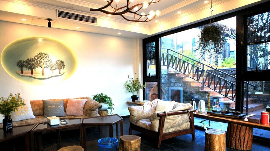 Carpenter's Rustic Courtyard-Great Wall