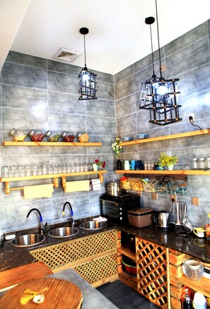 Refrigerador, microondas, horno, placa de cocina