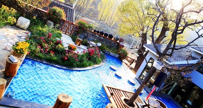 Carpenter's Rustic Courtyard-Great Wall