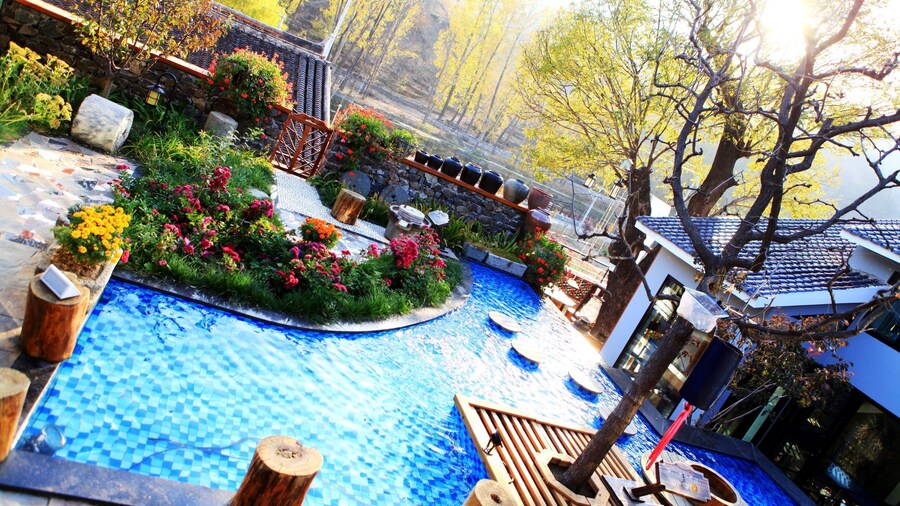 Carpenter's Rustic Courtyard-Great Wall