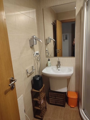 Shower, hair dryer, bidet, towels - Apartment in the center of Granada, 5 minutes away from the Alhambra. (Granada)