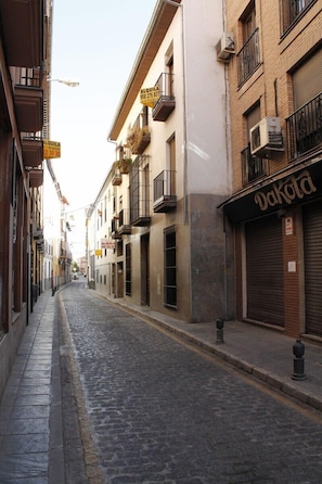 Exterior - Apartment in the center of Granada, 5 minutes away from the Alhambra. (Granada)