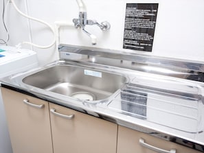Geladeira, micro-ondas, cooktop, cafeteira/chaleira