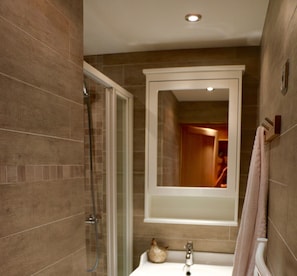 Douche, sĂšche-cheveux, serviettes fournies, papier toilette