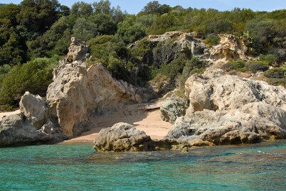 A quiet and cosy rental in the town centre with views over the sea