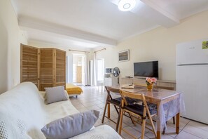 TV, books - A quiet and cosy rental in the town centre with views over the sea (Propriano)