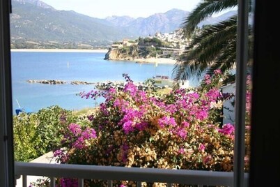 A quiet and cosy rental in the town centre with views over the sea