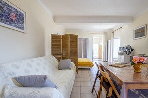 Planxa i posts de planxar, un bressol de viatge i roba de llit 