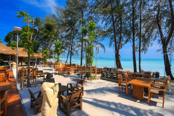 Breakfast, lunch, dinner served; international cuisine - Villa Cha-Cha Krabi Beachfront Resort (Krabi)