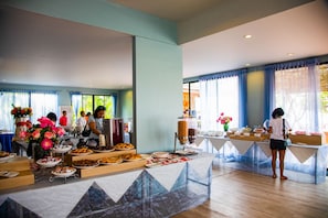 Daily buffet breakfast (THB 400 per person)