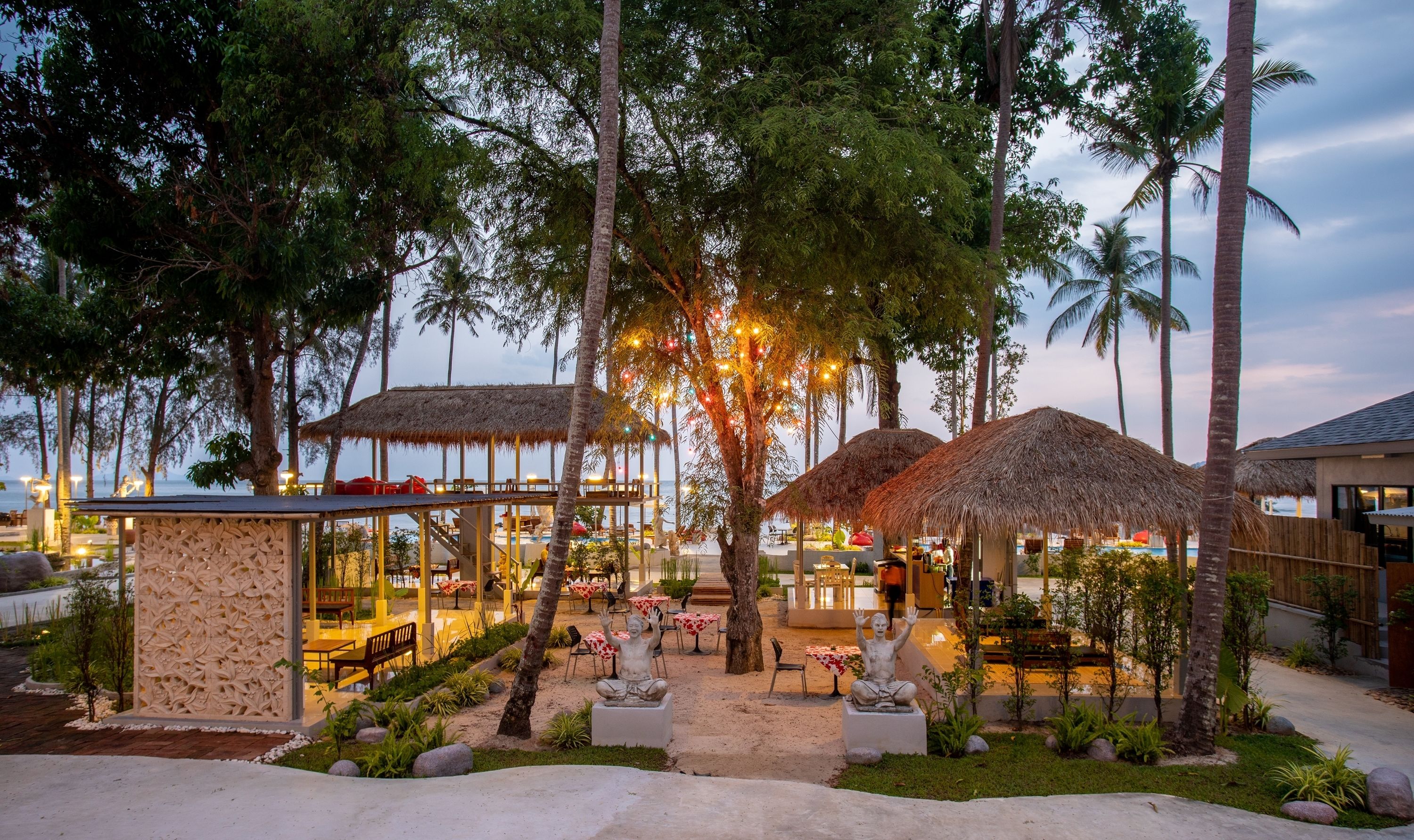 Breakfast, lunch, dinner served; international cuisine 