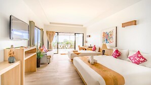 Une chambre d’hôtel avec un grand lit, un bureau, une chaise et une vue sur l’extérieur.