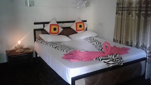 Ein Hotelzimmer mit einem Bett, einem Nachttisch und einer Wandleuchte.