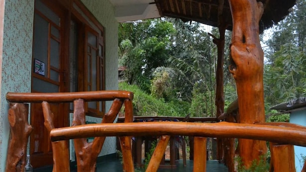 Eine Holztreppe mit natürlichem, rustikalem Design, umgeben von üppiger Vegetation.
