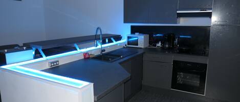 Réfrigérateur, micro-ondes, four, plaque de cuisson