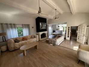 TV, fireplace, table tennis, books - Beautiful Villa Piscine Nimes 30 min from the sea (Milhaud)