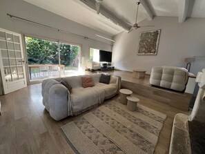 Tv, pejs, bordtennisbord, bøger