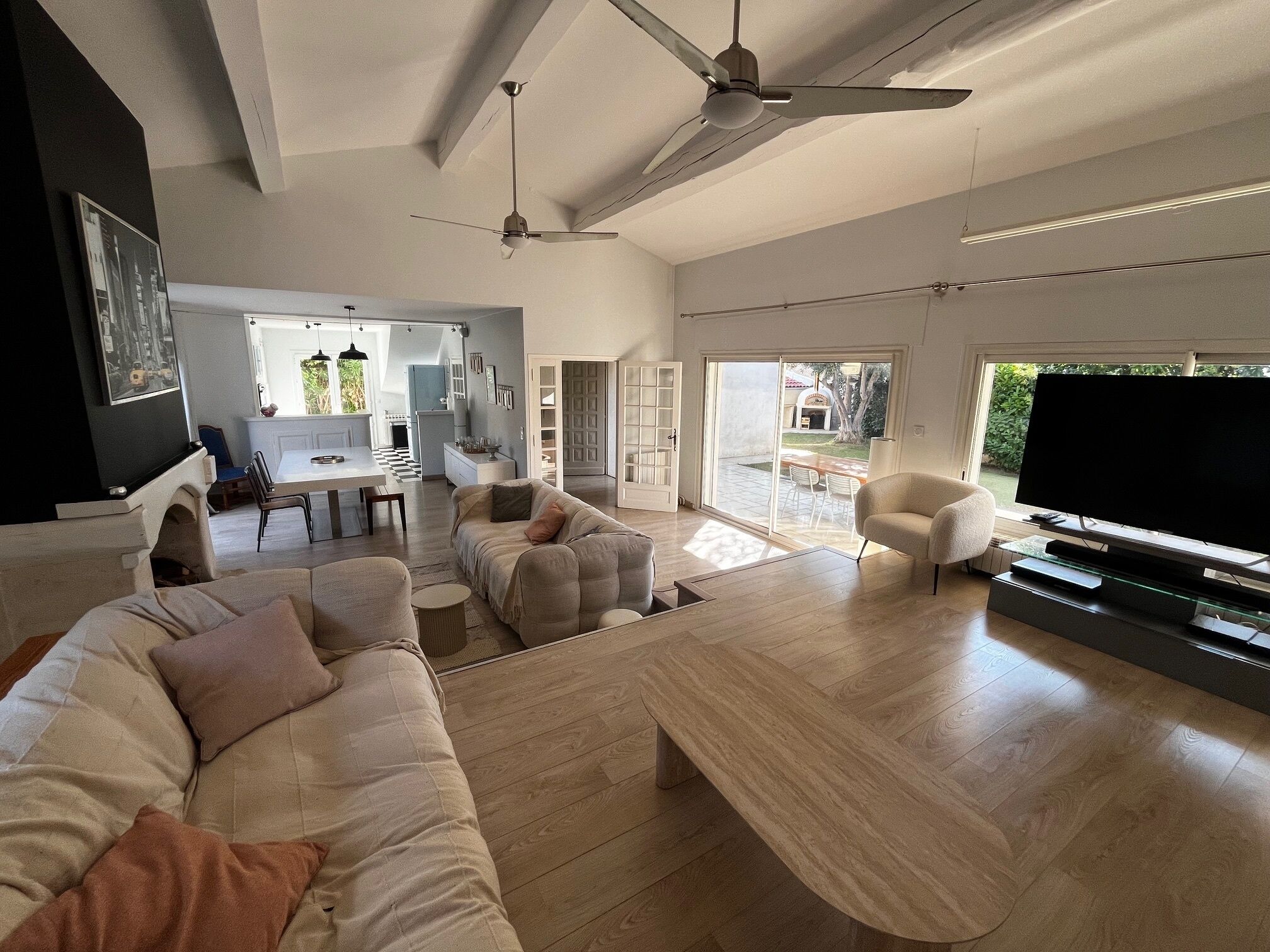 TV, fireplace, ping pong, books