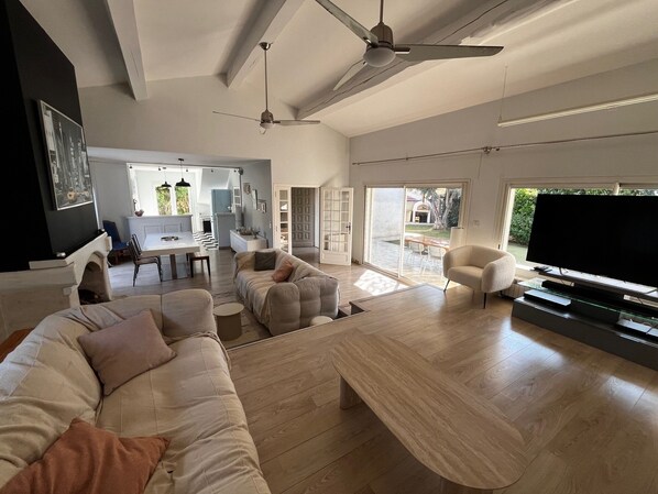 TV, fireplace, table tennis, books - Beautiful Villa Piscine Nimes 30 min from the sea (Milhaud)