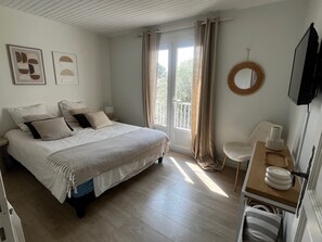 5 bedrooms, iron/ironing board, free WiFi, bed sheets