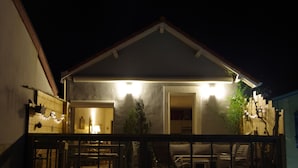 A house with a covered porch, a visible door, and a small garden area. - Charming apartment, everything on foot or by bike. Heart of Capbreton (Capbreton)